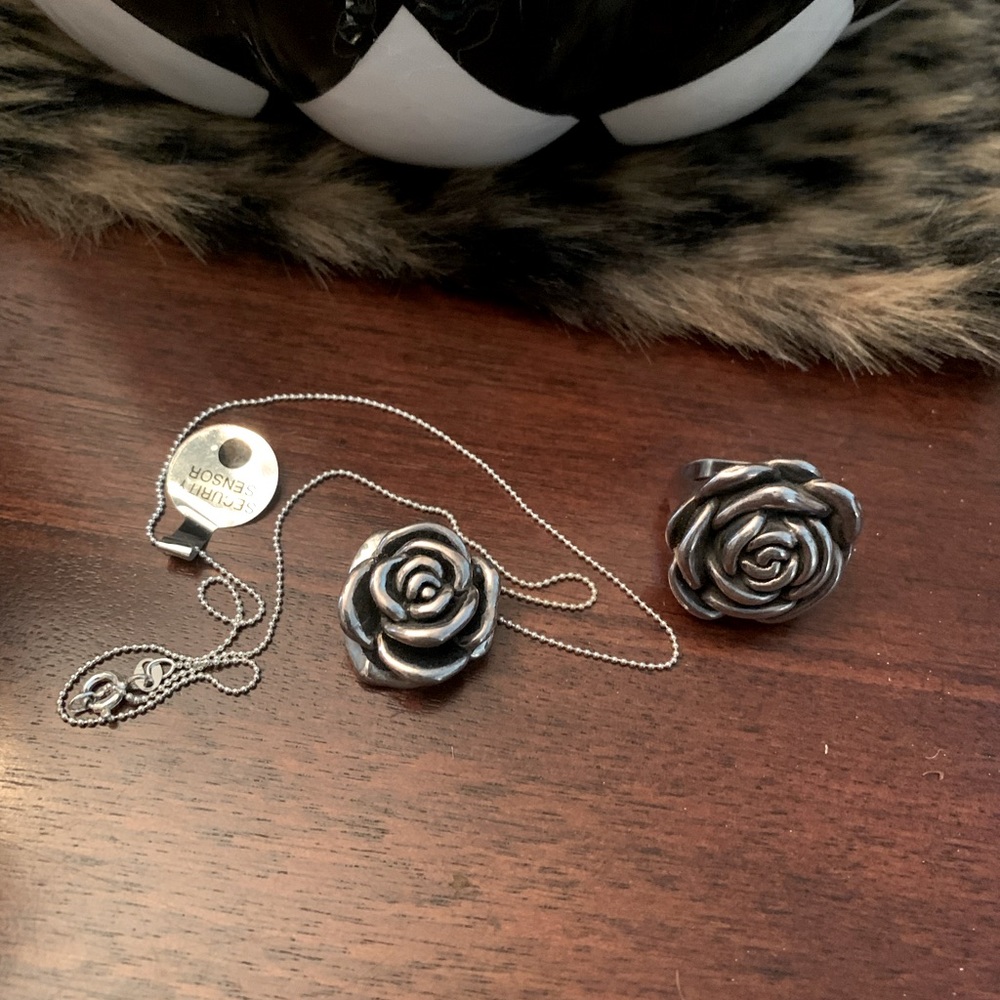 Flower Sterling Silver Jewelry Set (necklace and ring)